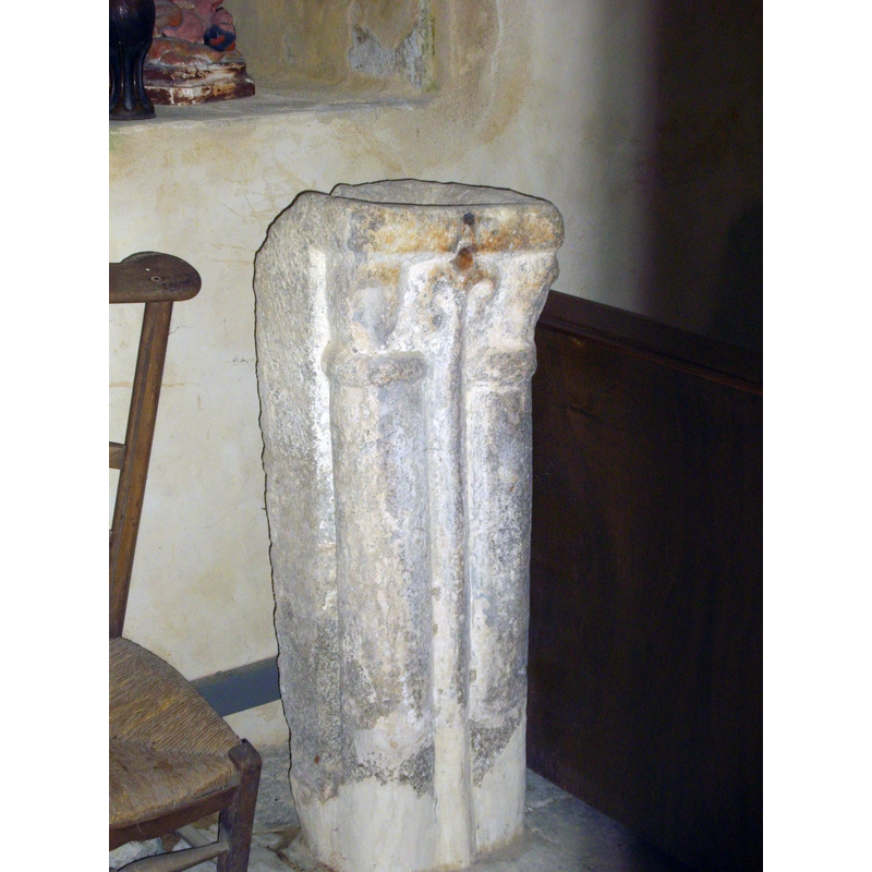 Source caption: "Lavabo de l'église de Sainte-Marie-Lapanouze (Corrèze, France)" -- object listed in Palissy [ref.: PM19001053]: "Ce lavabo d'église [granite] du 13e siècle a été dégagé par l'abbé Perrinet d'un renforcement ancien du mur sud de la nef comblé postérieurement (au 17e ou au 18e siècle) [...] Fut rectangulaire vertical, dont la partie postérieure est plane, et la partie supérieure évasée et évidée. Les parois intérieures de l'évidement sont parfaitement verticales. Trou d'évacuation."