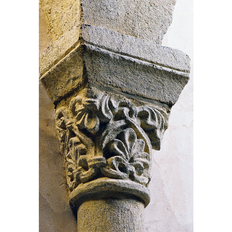 Source caption: "nef à deux travées [...] conserve des chapiteaux romans"