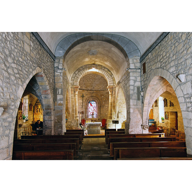Source caption: "Le tabernacle, restauré en 1992, a été déplacé dans la chapelle absidiale du bas-côté nord. Ce remarquable travail en bois sculpté et doré est orné de bas-reliefs représentant des scènes de la Passion au registre inférieur, encadrant le Calvaire représenté sur la porte."