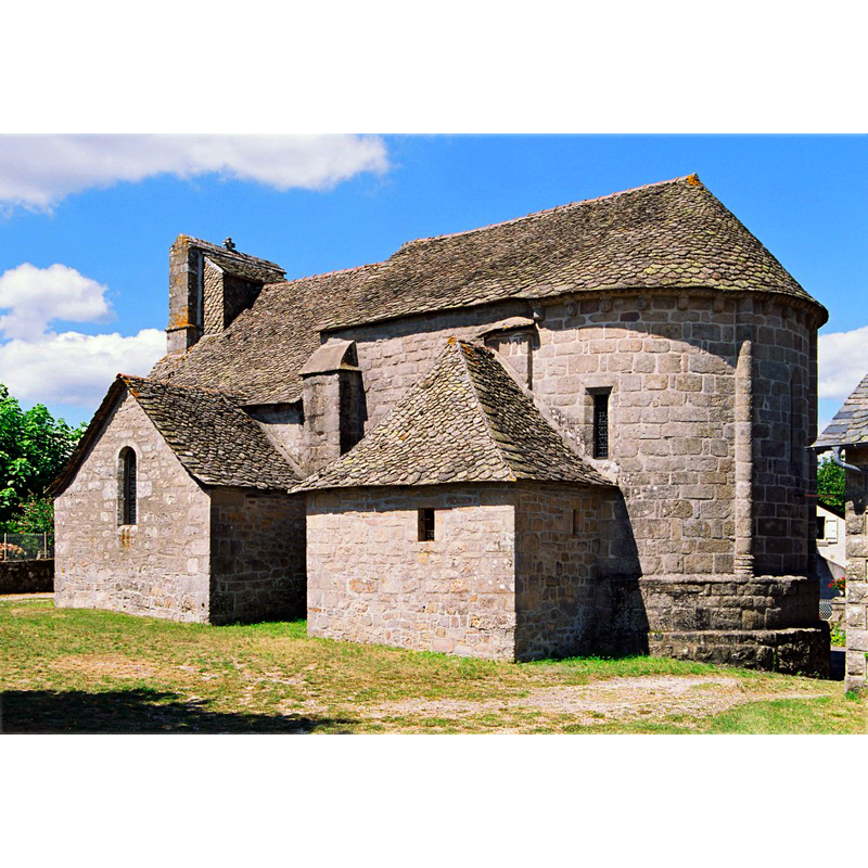 Source caption: "L’église, construite en granit tendre exploité sur place, a gardé de l’époque romane un chœur et un chevet en hémicycle, décoré d’une belle corniche sur corbeaux. L’arc d’entrée du chœur était primitivement surmonté d’un clocher. On le remplaça, au XIIIe ou au XIV e siècle, par un clocher-pignon à deux baies à l’ouest. La façade, remaniée depuis, est flanquée au sud d’une chapelle."