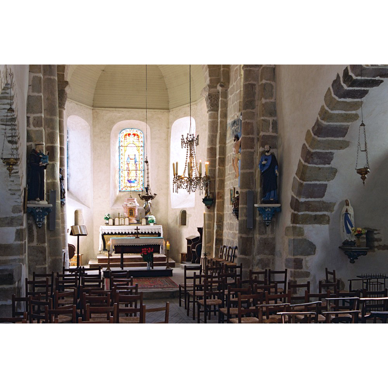 the two capitals of the chancel arch visible in this image are decorated with foliage