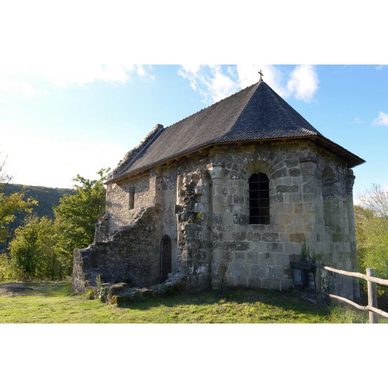 the ruins of the old church -- Source caption: "Le bourg « perché au sommet d’un roc, dominant à pic, d’une hauteur vertigineuse, les gouffres profonds et noirs de la Luzège » (J.B.Poulbrière),possédait un prieuré fortifié dont dépendait l’église. A la suite d’un siège mené au commencement de l’an 1391, cette forteresse fut prise et démolie, ne laissant plus qu’«un site désolé et des ruines informes "[...] Construite en style roman, elle brûla vers 1460. Ordre fut donné de la rebâtir en 1495. Abandonnée après la Révolution [...] L’édifice a été très bien restauré en 2008."