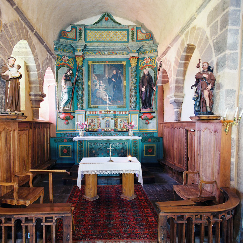Source caption: "nef, décorée d’arcatures et voûtée en lambris, prolongée par un chœur plus étroit. Bien restaurée, elle possède un mobilier riche et attrayant.