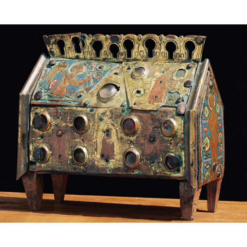 Source caption: "La pièce la plus ancienne est la petite châsse du XIIIe siècle, dépouillée de ses figures d’appliques avant la fin du XIXe siècle." -- listed and illustrated in Palissy [ref.: PM19000390]: "Châsse en forme de maison exhaussée sur quatre pieds [...] oeuvre composite [...] la châsse résulte du remontage de plaques provenant de deux châsses différentes, l'une d'elle comportait un transept ; les figures d'applique ainsi que de nombreux cabochons manquent ; la plupart des plaques ont été recoupées ; la crête est constituée par 2 morceaux de crêtes différentes ; le métal est fortement usé par endroits [...] En 2007, cette châsse a été mise en dépôt à Lubersac, au centre d'exposition permanent consacré à l'art sacré, géré par la communauté de communes Lubersac-Auvézère.".