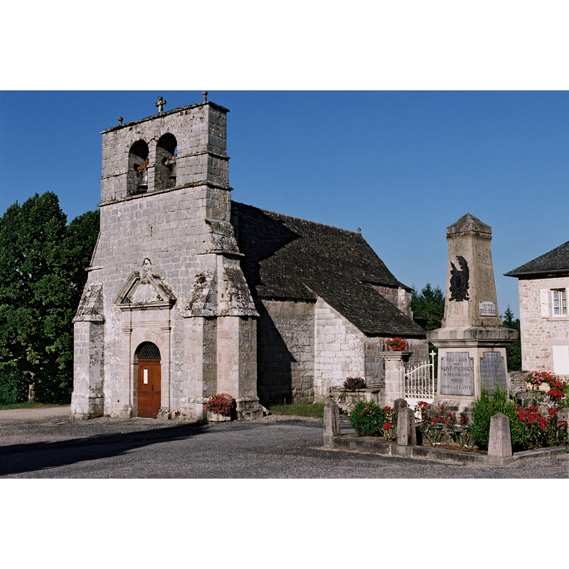 Source caption: "L’édifice roman a un chevet en hémicycle décoré de modillons. Le chœur supportait autrefois le clocher qui surmonte aujourd’hui la façade. La chapelle nord date de la fin de l’époque gothique et les siècles suivants ont apporté de nombreuses modifications."