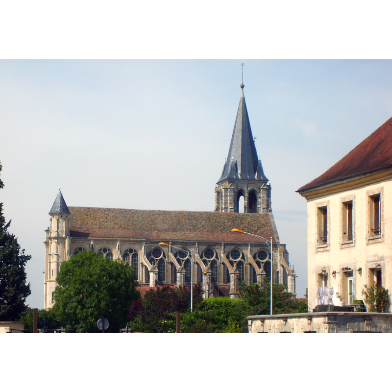 Source caption: "Eglise depuis le parking des bienfaites."