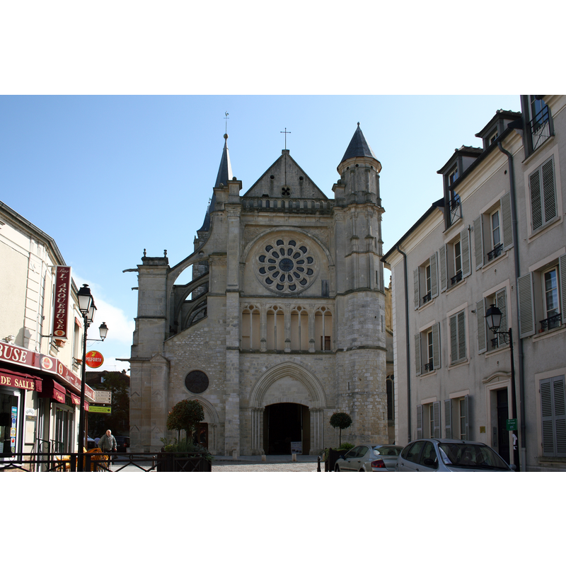 Source caption: "Katholische Pfarrkirche Saint-Étienne in Brie-Comte-Robert im Département Seine-et-Marne in der Region Île-de-France (Frankreich), Westfassade."