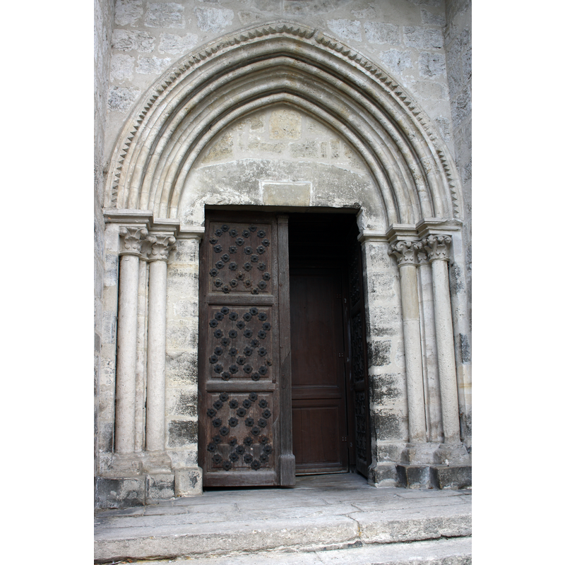 Source caption: "Katholische Pfarrkirche Saint-Étienne in Brie-Comte-Robert im Département Seine-et-Marne in der Region Île-de-France (Frankreich), Nordportal mit spitzbogigen Archivolten, aus dem 12./13. Jahrhundert."