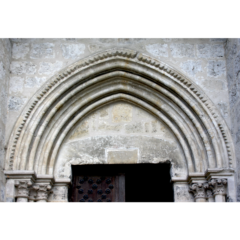 Source caption: "Katholische Pfarrkirche Saint-Étienne in Brie-Comte-Robert im Département Seine-et-Marne in der Region Île-de-France (Frankreich), Nordportal mit spitzbogigen Archivolten, aus dem 12./13. Jahrhundert."