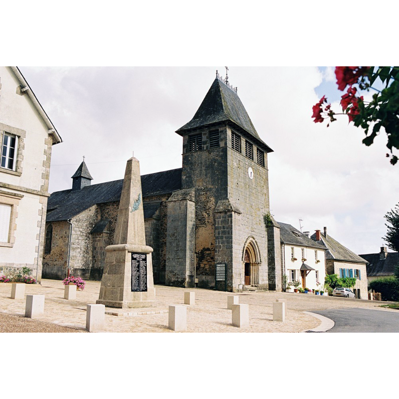 Source caption: "Possession de l’abbaye d’Uzerche dès la fin du Xe siècle, l’église honorait saint Salvadour, saint Etienne et saint Roch, dont les épidémies de peste rendirent le culte omniprésent. La construction actuelle date de la fin du XVe et du XVI e siècles. La voûte de quatre travées est couverte de nervures de style flamboyant, reposant sur des colonnes épannelées. Le chevet se termine par un mur droit. Les clefs de voûte sont ornées des armoiries des de la Tour et des Saint-Jal. L’écusson de la chapelle nord serait celui des Estresses."