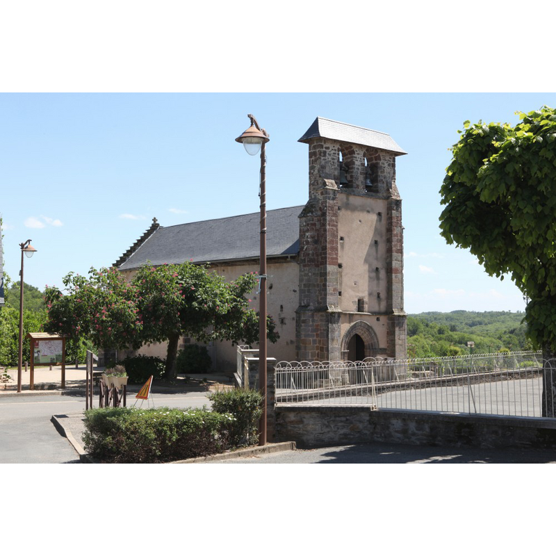 Source caption: "La construction de l’église à la longue nef flanquée de deux chapelles en faible saillie, s’est échelonnée du XIVe au XVe siècle. La partie la plus ancienne est la façade surmontée d’un clocher-mur à deux baies. Il abrite une cloche fondue en 1592 par J.Dubois et portant l’inscription : « Sancte Saturnine, ora pro nobis. Philibert, vicomte de Pompadour et Anne de Pompadour »."