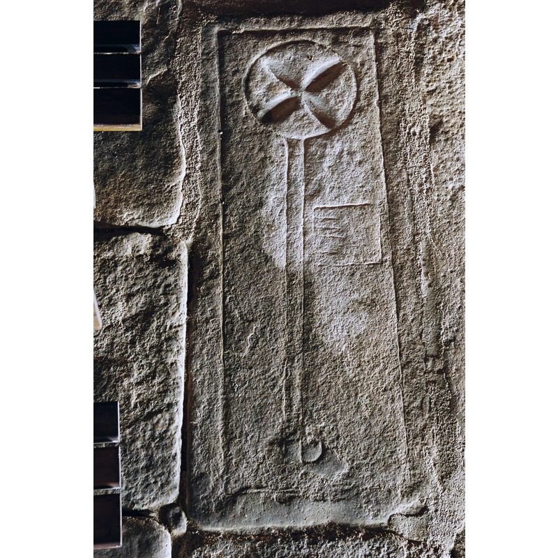 Source caption: "L’église a conservé des premiers temps du moyen âge d’intéressantes dalles funéraires décorées de motifs géométriques et quelques pierres sculptées."