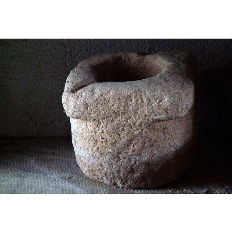 Source caption: "De l’édifice roman, très remanié par la suite, subsistent quelques éléments, dont un bénitier extérieur."