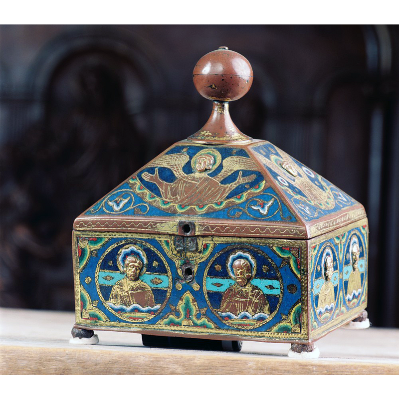 Source caption: "Le trésor présente aussi un objet d’une grande rareté, une boîte aux saintes huiles du premier quart du XIIIe siècle, en cuivre doré et émaillé."