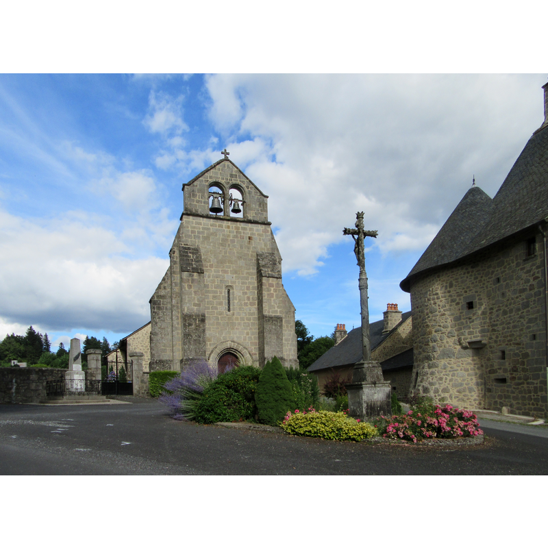 Source caption: "Vue sur l'église romane des XIe-XIVe siècles, sur le château, le monument aux morts, le cimetière et la croix de mission, à Saint-Victour (Corrèze, France)."