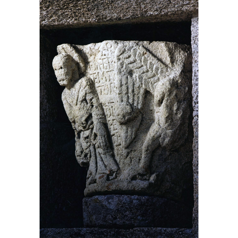 Source caption: "L’église, qui remonte à la fin du XIIe siècle, conserve quelques chapiteaux de style roman tardif."