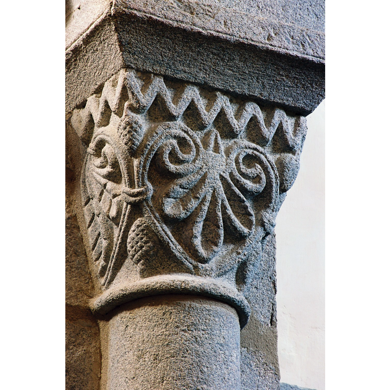 Source caption: "L’église, qui remonte à la fin du XIIe siècle, conserve quelques chapiteaux de style roman tardif."