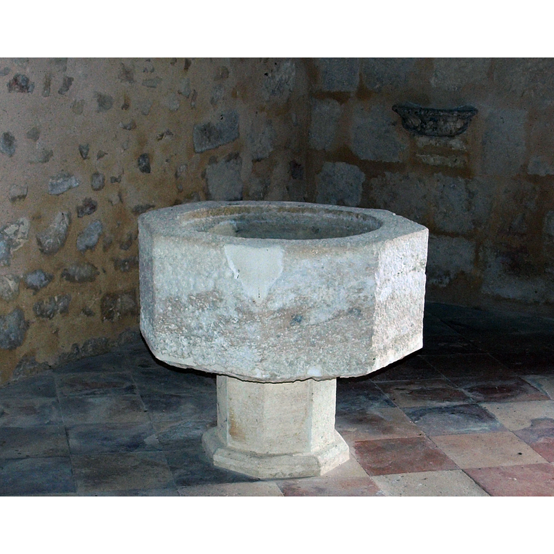 notice the repair to one of the upper corners of the basin -- the font is dated 17thC in Palissy [ref.: IM33000098]
