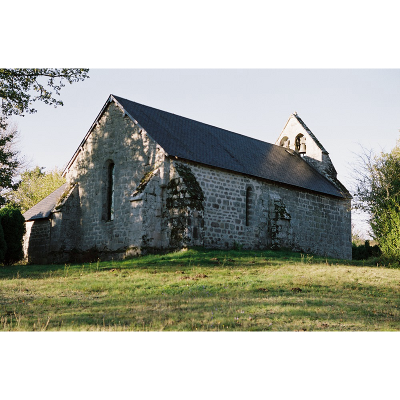 Source caption: "C’était, à la fin du XI e siècle, un terrain de chasse pour le vicomte d’Aubusson, qui donna l’église, consacrée en 1076, à l’abbaye Saint-Martin de Tulle. Le clocher-pignon à deux baies termine la nef qui semble avoir été prolongée d’une travée au XIVe siècle."
