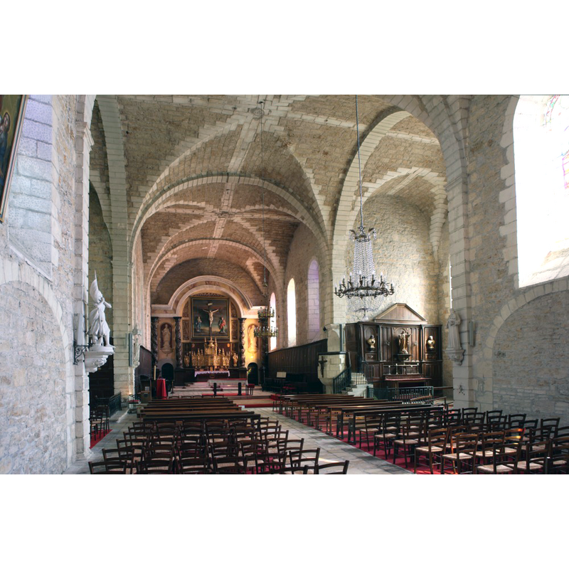 Source caption: "Cette vaste construction en forme de croix, supportée par des pilastres et arceaux en pierre de taille répond aux impératifs essentiels de la Contre-Réforme : que partout dans l’église, on puisse assister au saint Sacrifice et entendre le prédicateur."