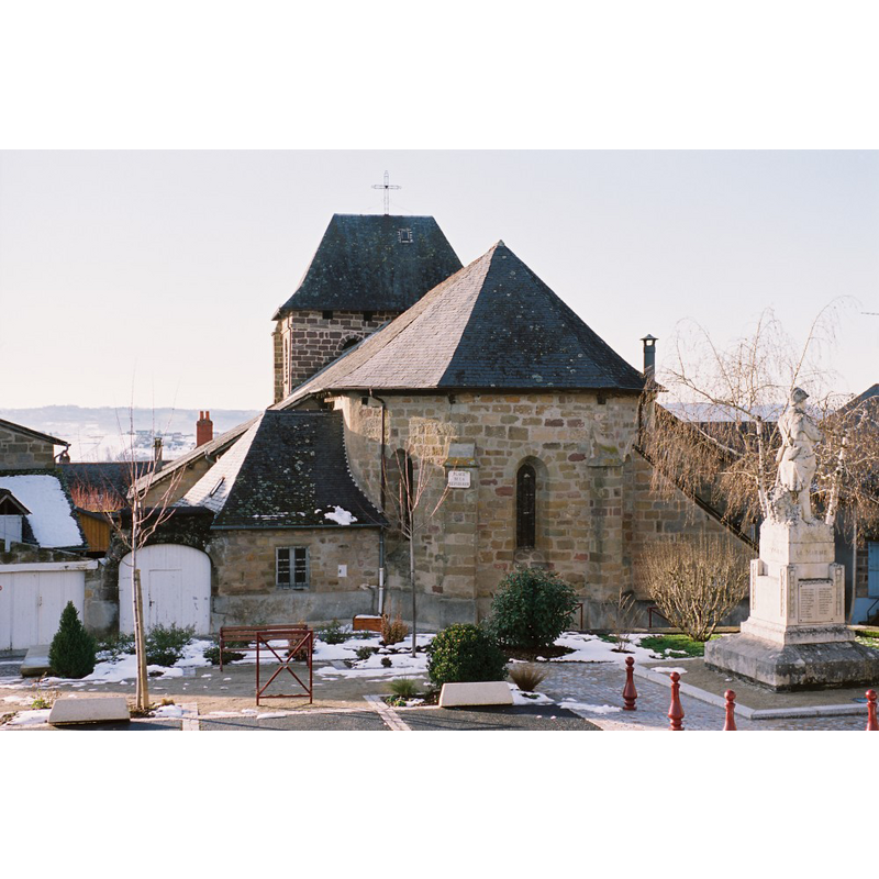 Source caption: "L’existence de cette paroisse surnommée « le jardin du Bas- Limousin », est attestée dés 945. Au XIV e siècle, saint Julien de Brioude, patron particulier du pape Clément VI, supplanta saint Pardoux à qui était consacrée primitivement l’église. Cet édifice roman fut fortement remanié à la fin du XVe siècle, grâce à la générosité des Lasteyrie, seigneurs de l’endroit, dont les armes figurent dans le chœur. La tribune, soutenue par des arcs en pierre, est postérieure, ainsi que le clocher, large tour adossée à l’ancien campanile."