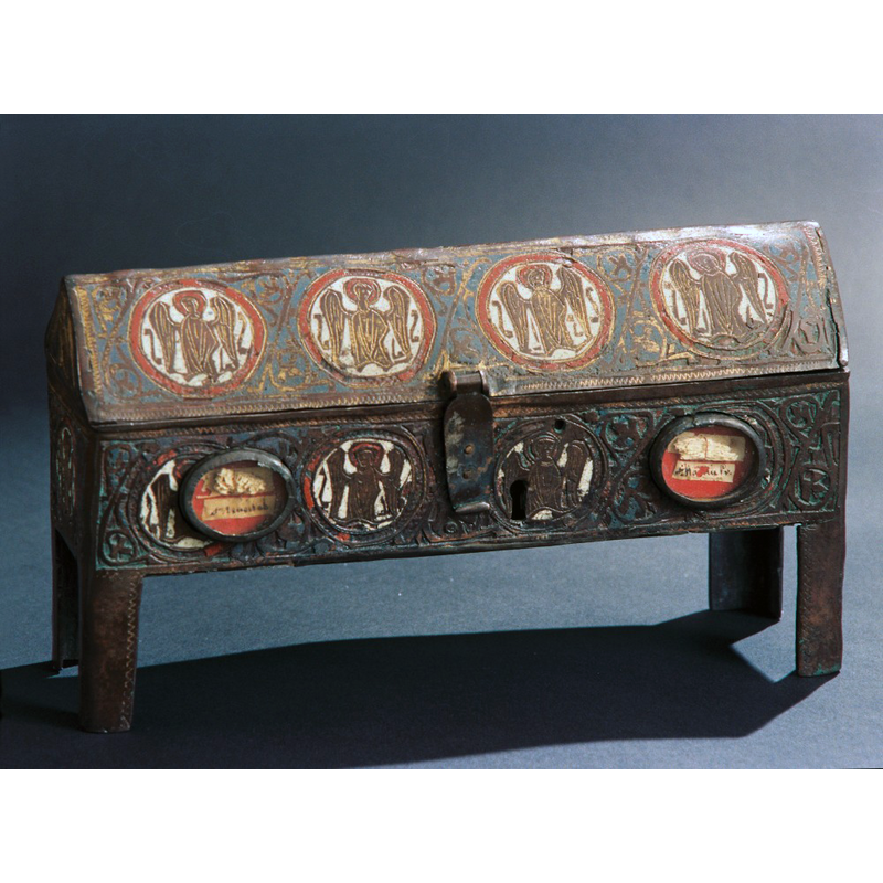 Source caption: "La pièce principale du mobilier est la châsse en forme de sarcophage abritant les reliques de saint Benoît et de saint Martin. Cette œuvre limousine de la fin du XIIIe siècle est décorée de dix-huit médaillons d’anges gravés sur un fond d’émail blanc, bordé de rouge."