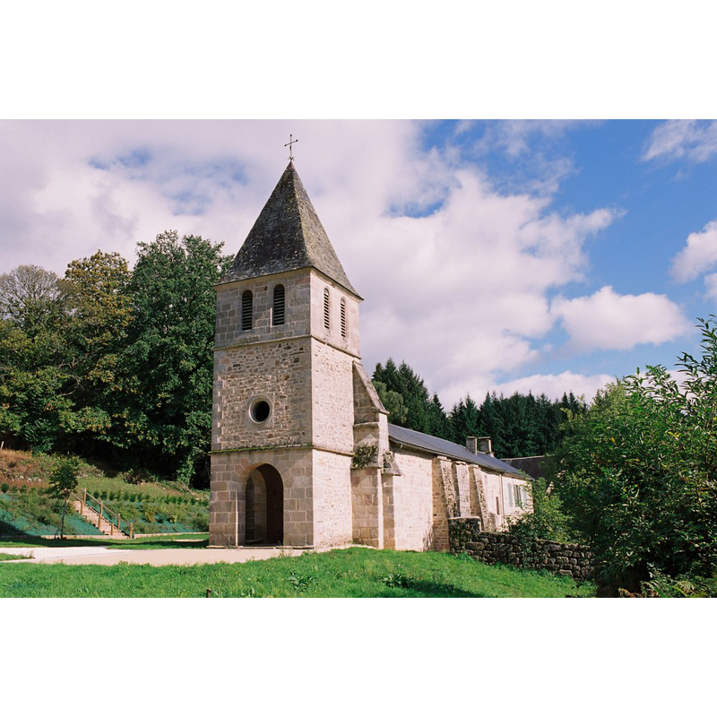 Source caption: "L’église est mentionnée pour la première fois en 999, lorsque les seigneurs du lieu en font don à l’abbaye d’Uzerche qui en fit un prieuré. La construction actuelle date de la fin du XII e siècle. Son chevet droit, auquel s’adosse le presbytère, est percé d’une haute fenêtre lancéolée. Devant l’ancien clocher-campanile à deux baies abritant des cloches de 1582 et 1785,a été bâtie, vers 1878, une tour carrée surmontant le porche."