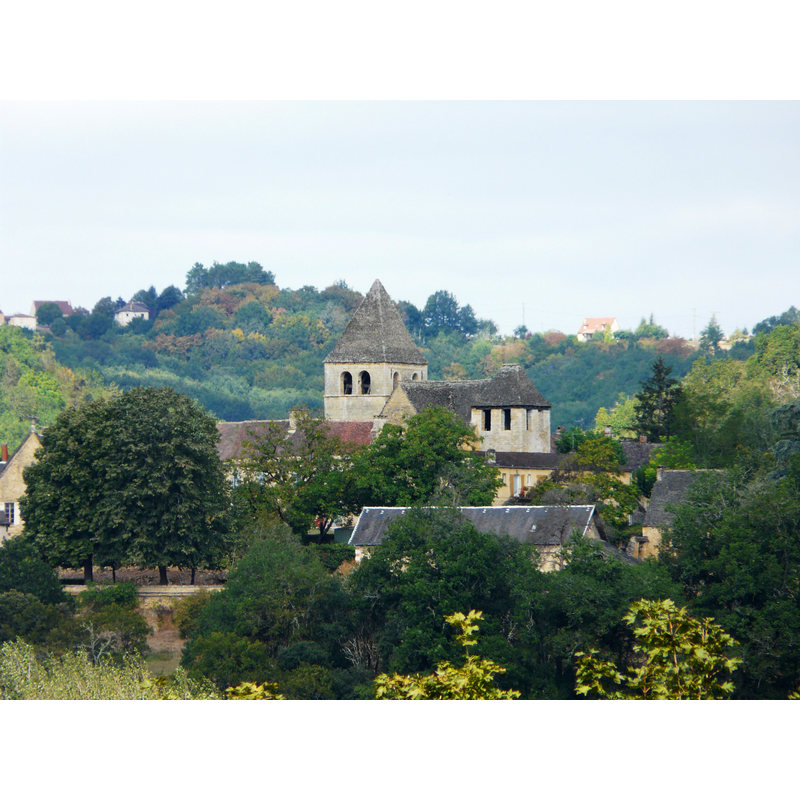 Source caption: "L'église de Vitrac, Dordogne, France. Vue prise depuis le château de Caudon à Domme."
