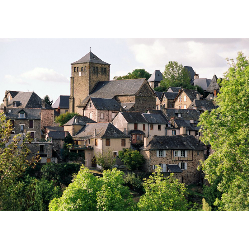 Source caption: "Avec son clocher-tour haut de 26 mètres, l’église devait faire partie du système défensif du château forteresse dont elle était voisine. Dotée, à la fin du moyen âge, de deux chapelles couvertes de voûtes à nervures prismatiques ornées d’armoiries, elle fut occupée par les protestants qui l’incendièrent. A nouveau ruinée sous la Révolution, elle ne fut restaurée qu’en 1818. Après les dommages causés par la dernière guerre, l’église fit l’objet de travaux et d’embellissements pendant toute la seconde moitié du XXe siècle."