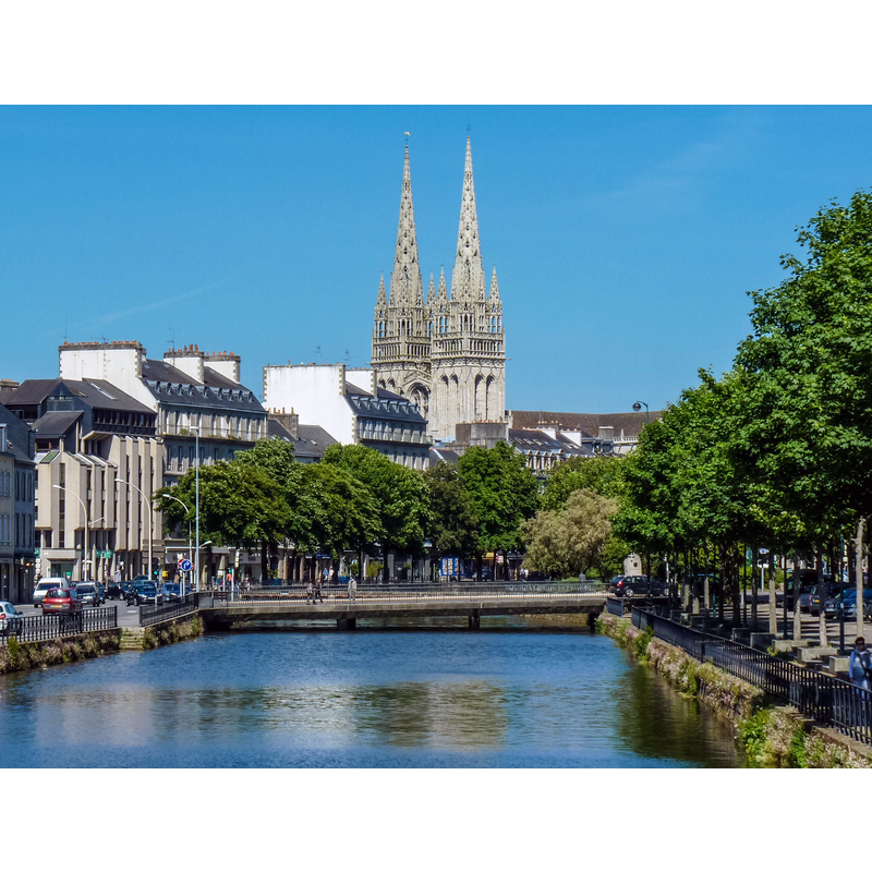Source caption: "La cathédrale vue depuis l'Odet."