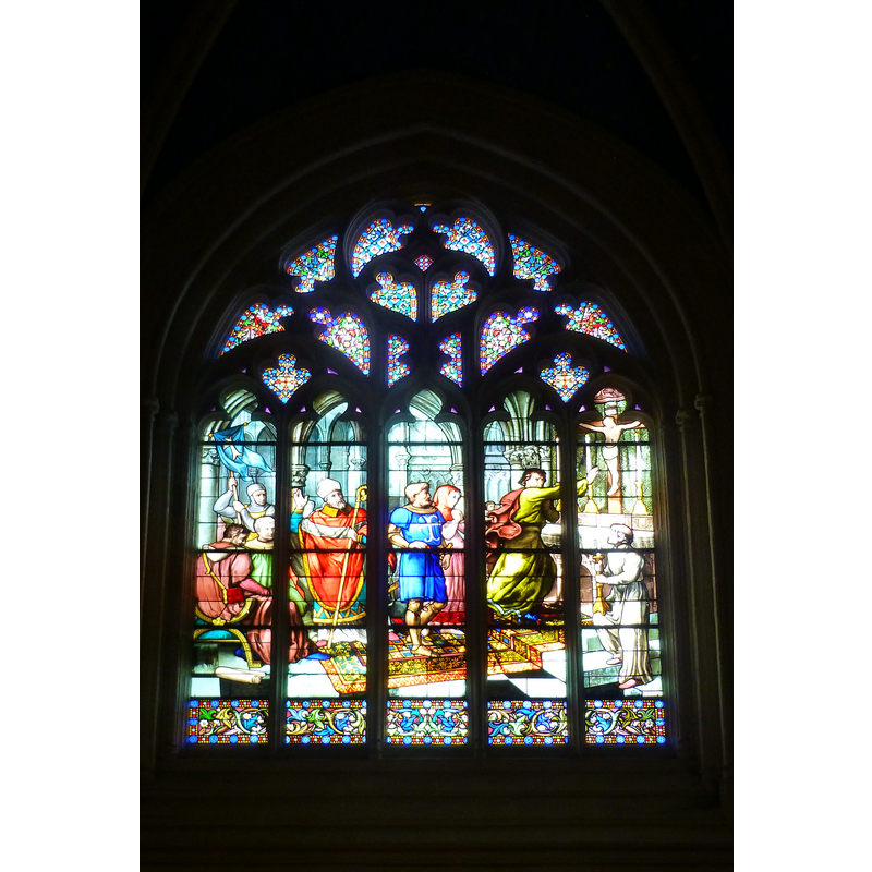 the stainglass in the Chapelle des trois gouttes de sang illustrates the story of the miracle of the three drops of blood from the crucifix in the scene between the Quimper crusader and the bishop