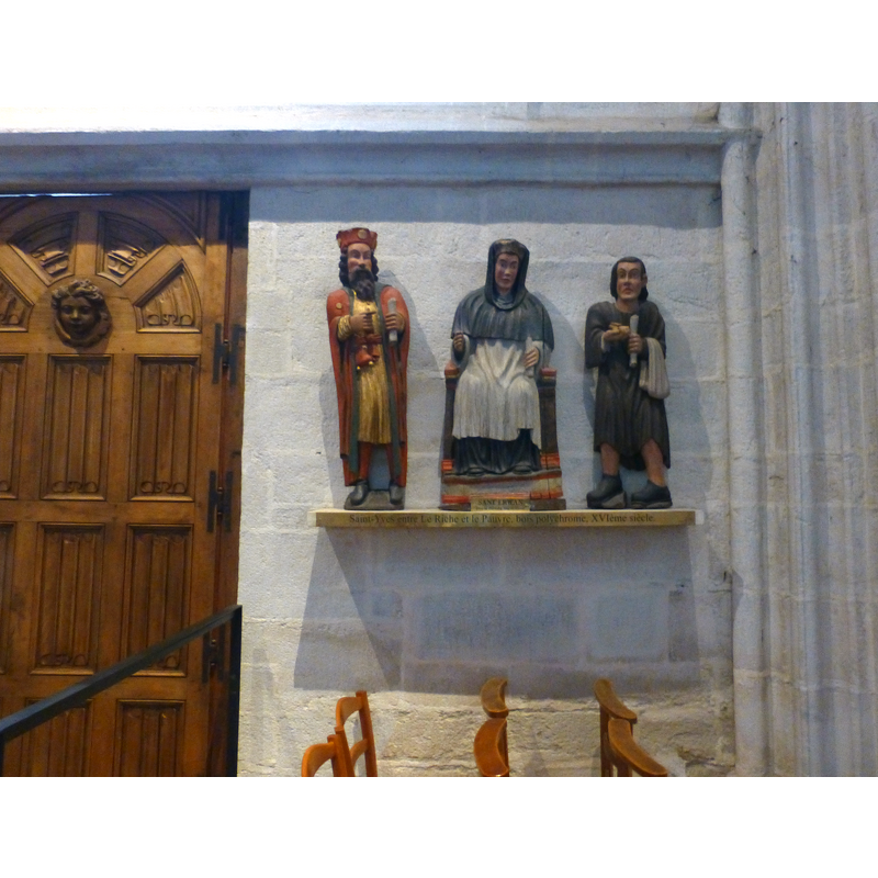 16thC wooden statue of St. Yves between the rich (left) and the poor (right)