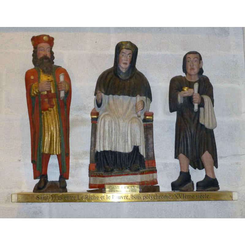 16thC wooden statue of St. Yves between the rich (left) and the poor (right)
