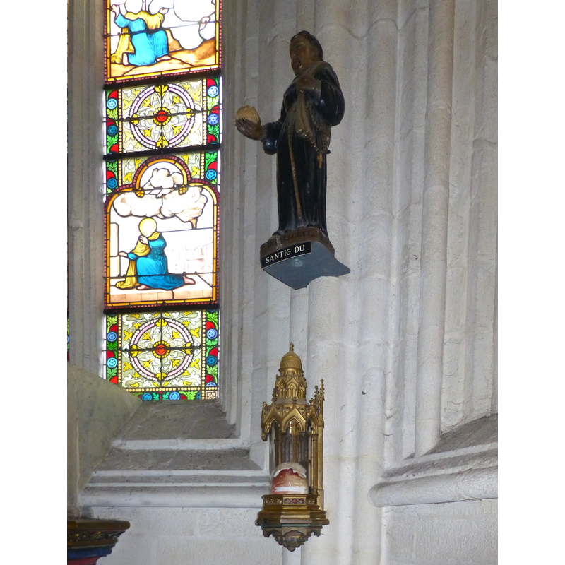 statue and reliquary of Jean Discalceat (Léon, Finistère, ca. 1279  - Quimper, Finistère, 1349); a popular Breton Franciscan venerated as a saint in his land, though not recognised in the official saints list in Rome [aka Santig Du, Santik Du, Yann Diarc'hen, Yann Divoutou]