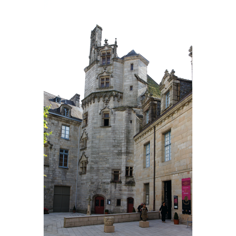 view of the museum courtyard -- Source caption: "L'ancien évêché de Quimper abritant le musée départemental breton."