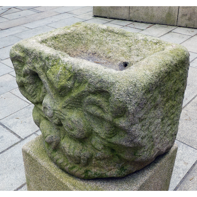 the drain hole is visible on the side of the inner basin; it exits on the side of the basin