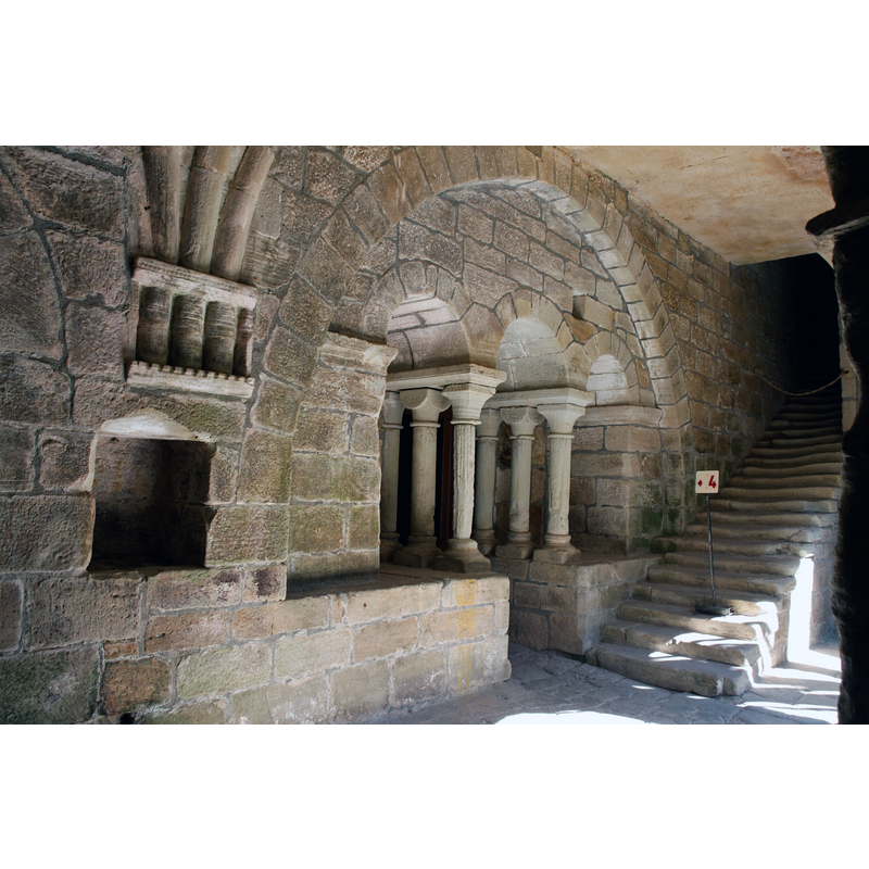 Source caption: "entrée de la salle du chapitre du Prieuré Saint-Michel de Grandmont (Saint-Privat - Hérault)"