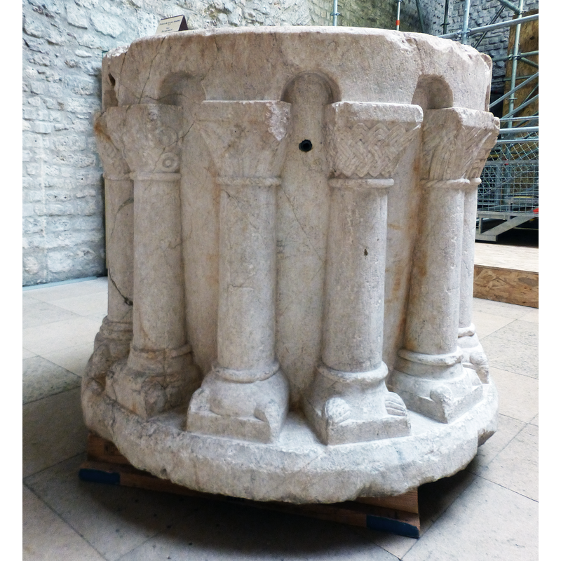 displayed in the Musée national du Moyen Âge (6 Place Paul Painlevé, 75005 Paris, France) and identified as a late-12thC cloister font from the Prieuré Saint-Michel de Grandmont