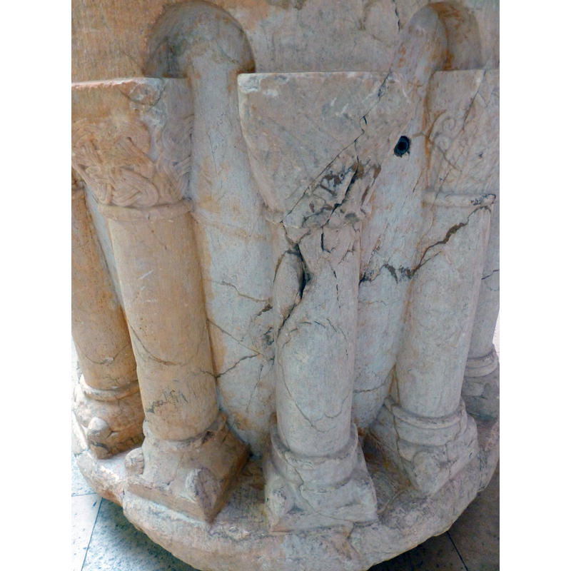 displayed in the Musée national du Moyen Âge (6 Place Paul Painlevé, 75005 Paris, France) and identified as a late-12thC cloister font from the Prieuré Saint-Michel de Grandmont