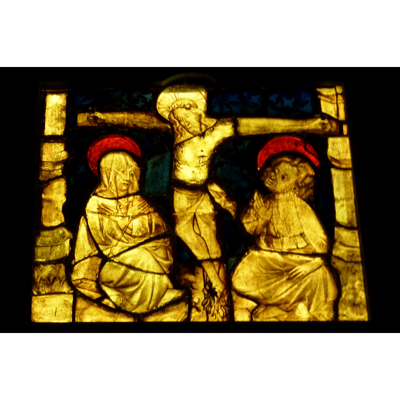 Source caption: "Bleiglasfenster im Musée National du Moyen Âge (Hôtel de Cluny) in Paris; Herkunft: Betton (Département Ille-et-Vilaine, Bretagne), um 1400; Darstellung: Kreuzigung Christi".