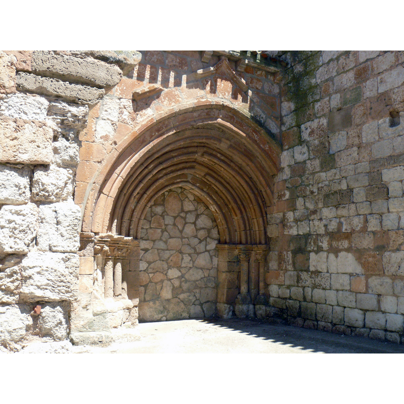 Source caption: "Puerta tapiada de la iglesia de San Miguel, Mahamud (Burgos)."