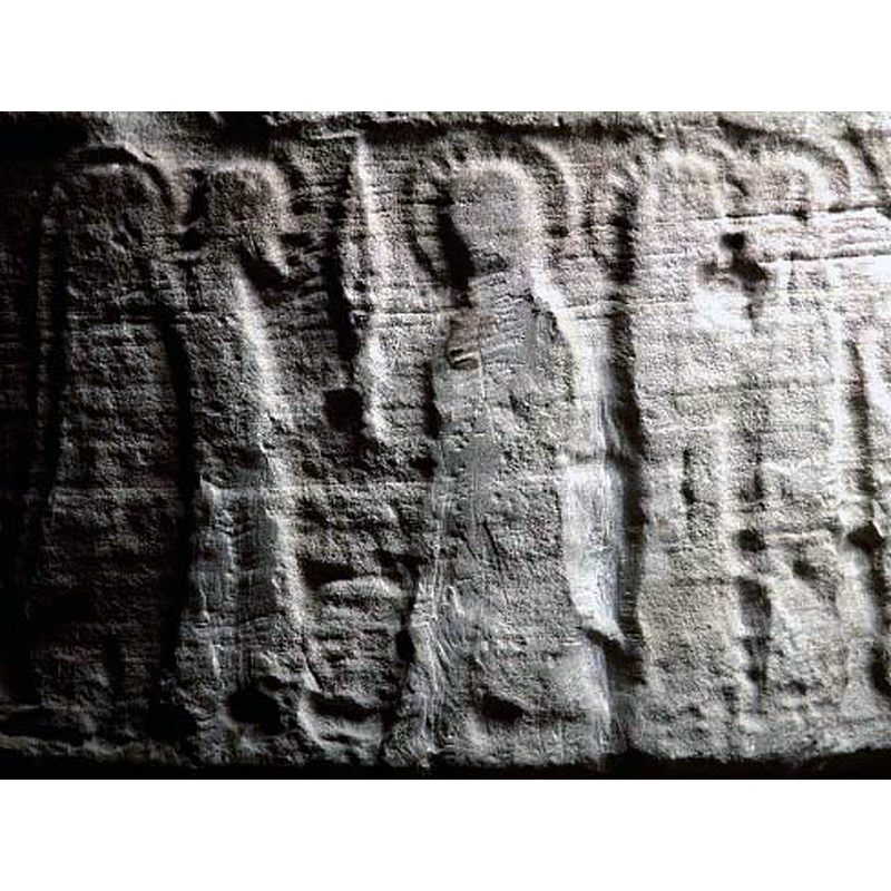 on the left side of the image: Gabriel stands in profile to the left, one wing open at the back, holding in his right hand a feather/palm/lily; he is haloed; Mary stands in frontal position, 2/3 pose, haloed, with scalloped lines around it -- seen here only in part, at the extreme right of the basin