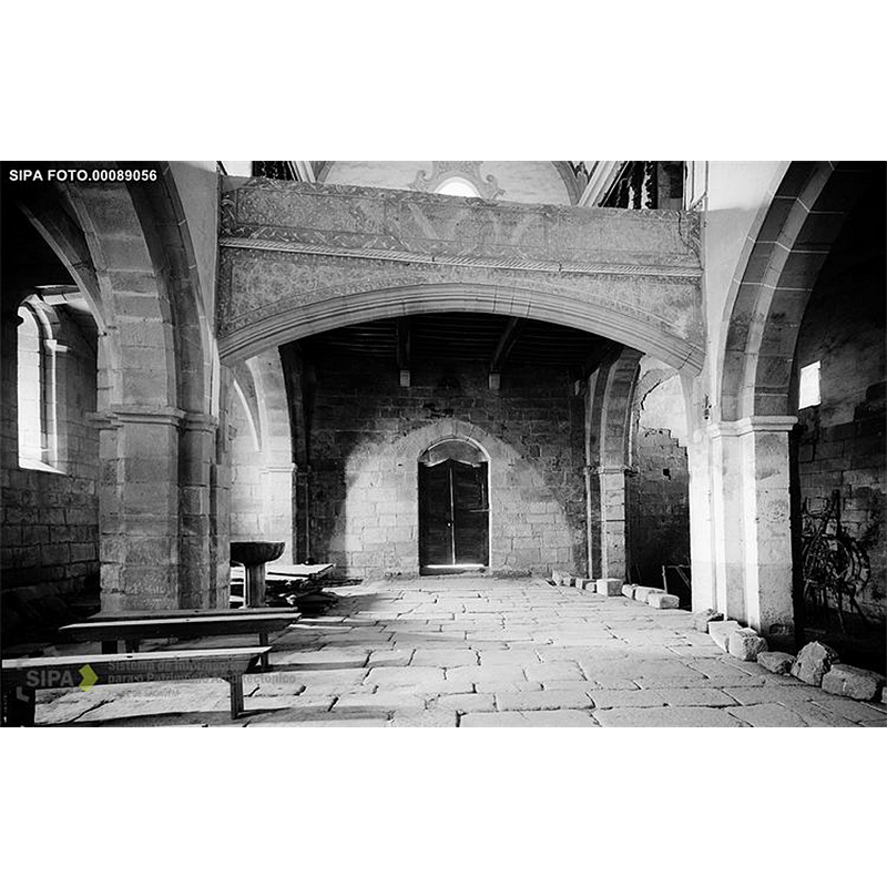 tyhe object standing next to the south pillar is probably a large holy-water stoup
