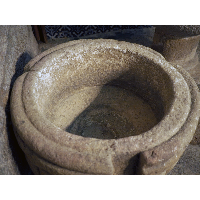 showing the groove in the upper rim, and the blocked drain hole inside the basin well