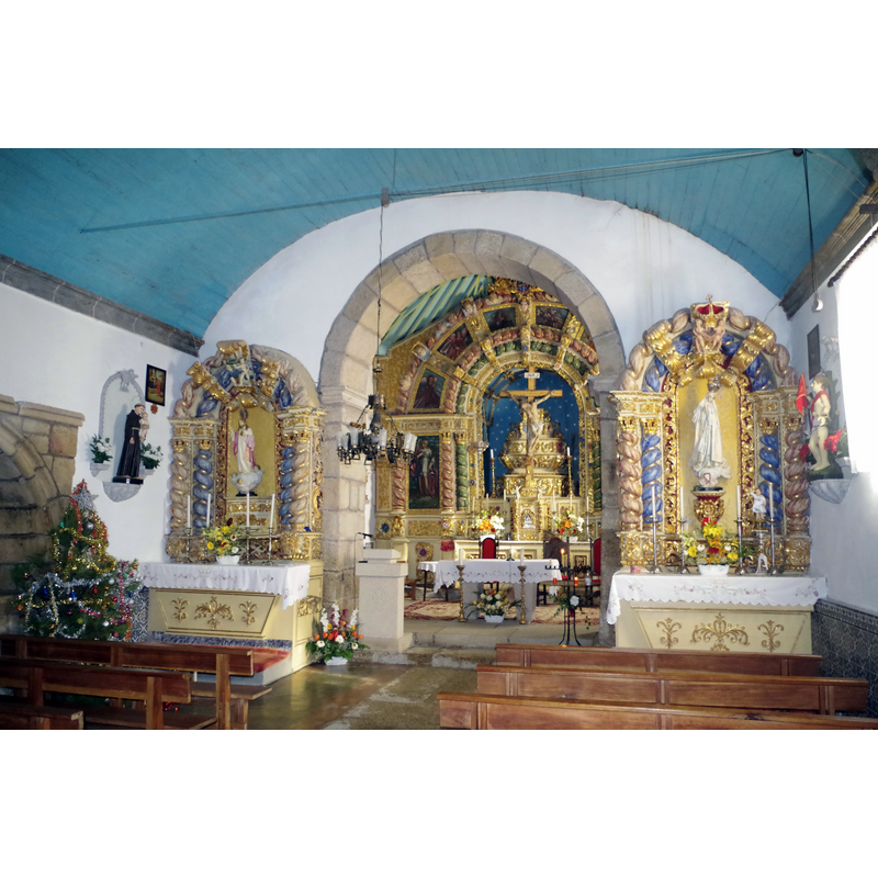 Source caption: "Interior de la iglesia parroquial de Nuestra Señora de la Anunciación en Leomil (Guarda, Portugal). Altar mayor y retablos del s. XVIII."