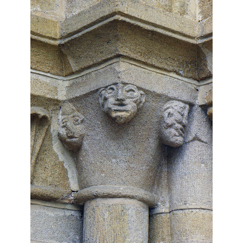Source caption: "Église Notre-Dame d'Agonges. Chapiteau de l'embrasure droite du portail méridional."