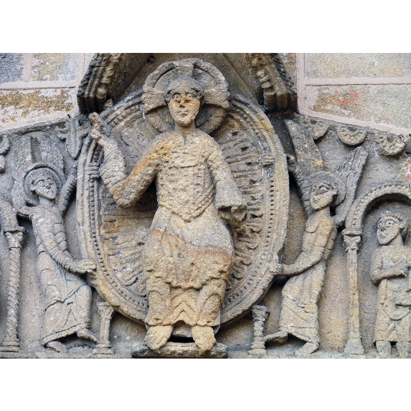 Source caption: "Meillers - Église Saint-Julien - Tympan - Christ bénissant dans une gloire ovale soutenue par deux anges".