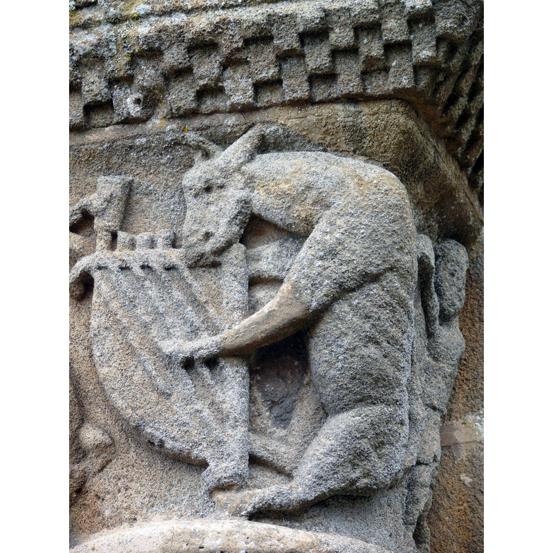 Source caption: "Meillers - Église Saint-Julien - Portail - Chapiteau des animaux musiciens : un âne jouant de la harpe".
