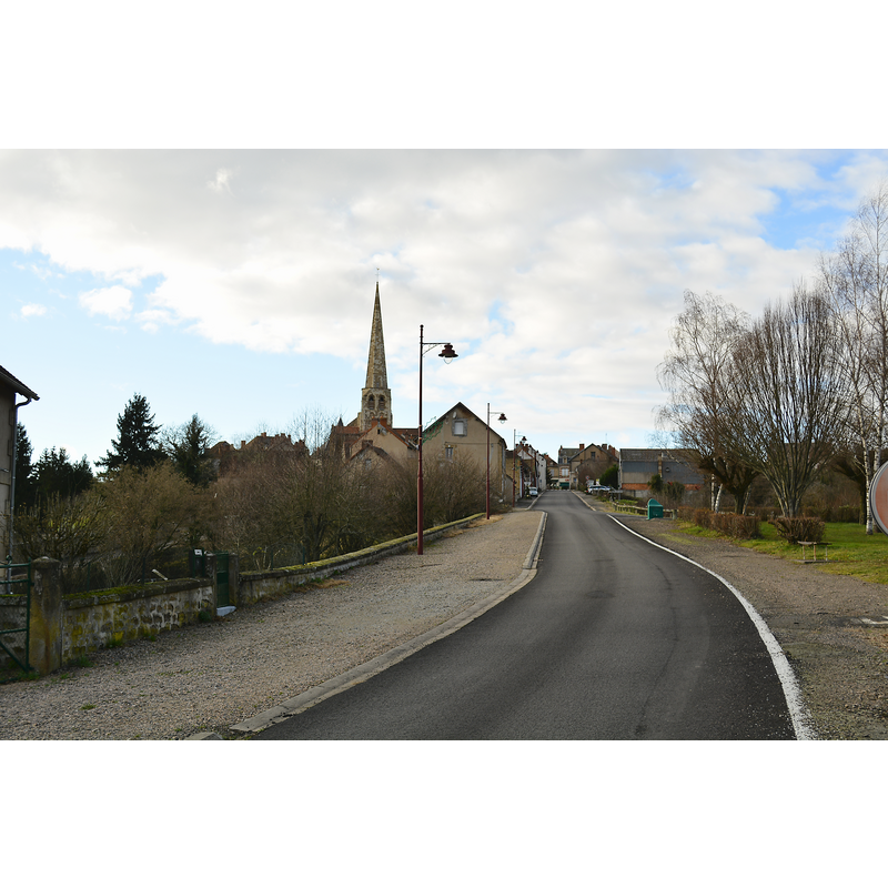 Source caption: "Rue menant au centre ville."