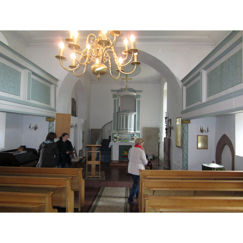 Source caption: "Innenansicht Heilig-Kreuz-Kirche, Blick auf den Altar" -- the new font is partially visible on the right side of the image